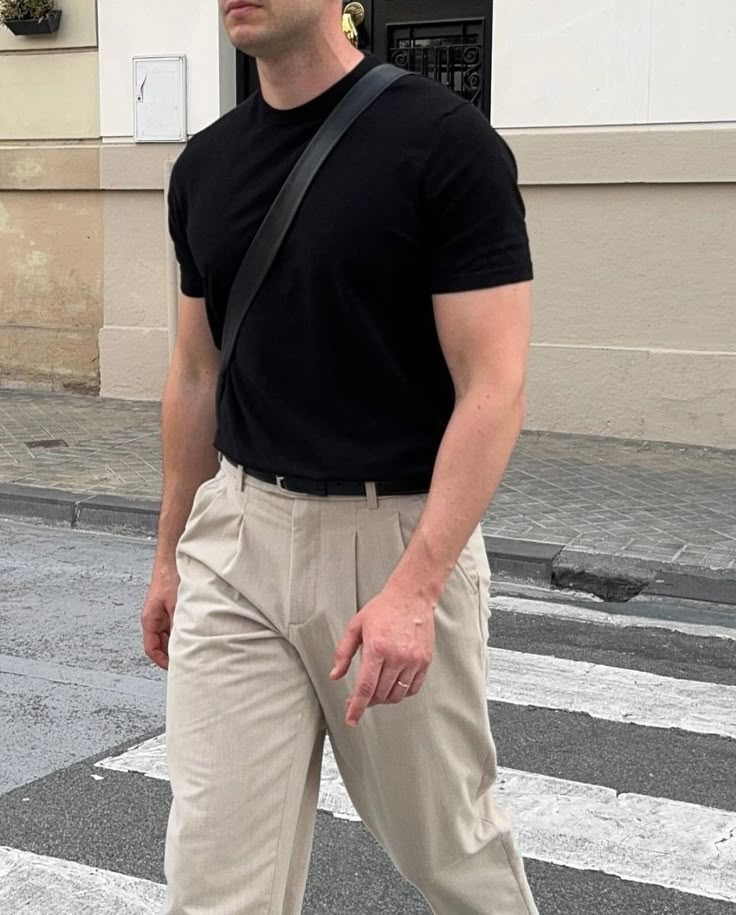 Siyah Tişört: Ofis İçin Sandığınızdan Daha Uygun